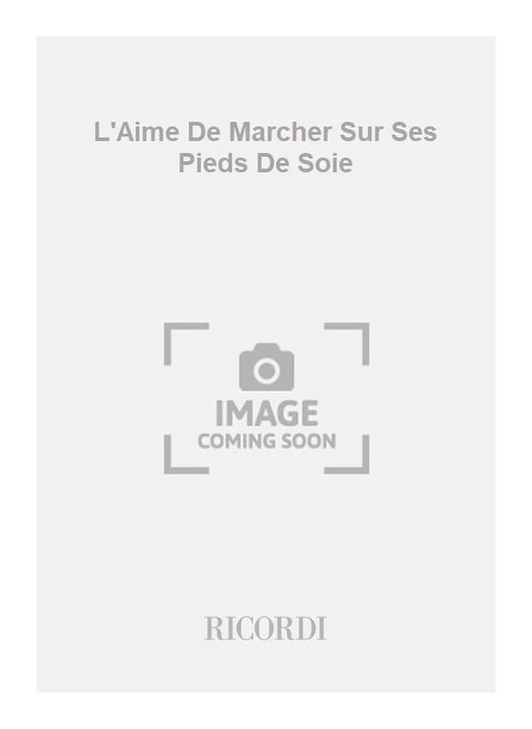 L'Aime De Marcher Sur Ses Pieds De Soie